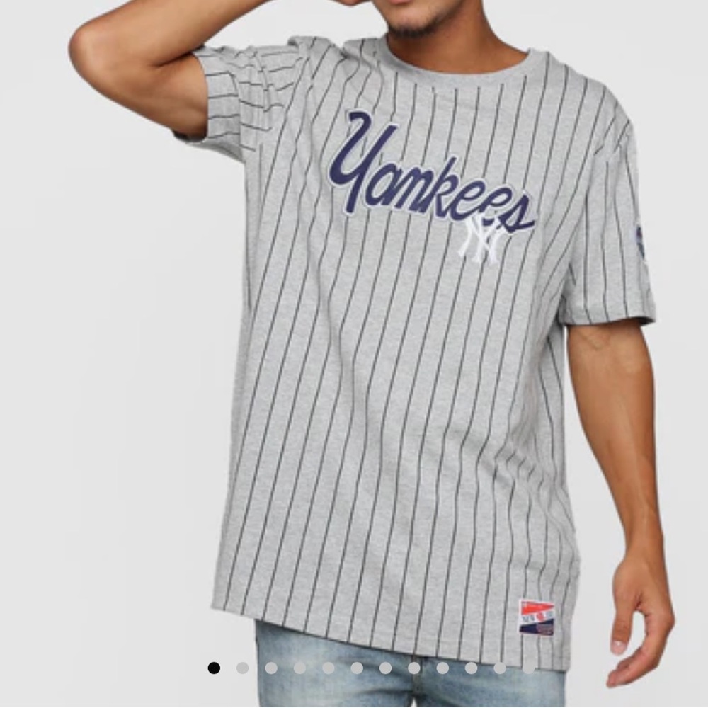 New Era NY Yankees Pinstriped Embroidered Logo T-Shirt Sz M